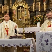 Ks. Wojciech Drab witający we wspólnocie biskupa.