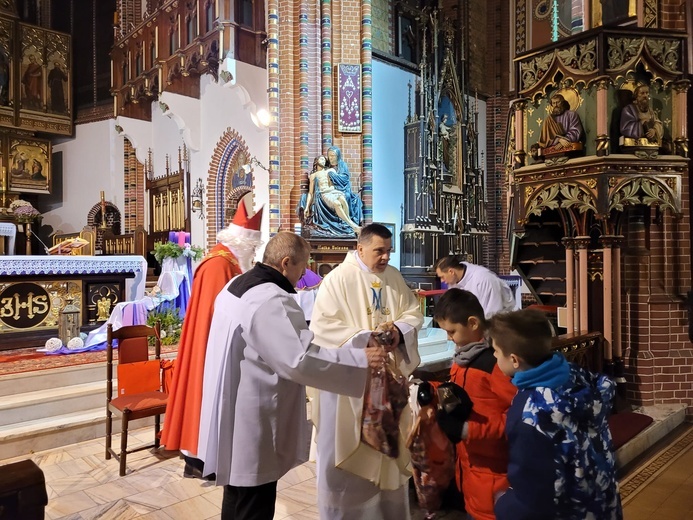 Święty biskup z prezentami w diecezji świdnickiej