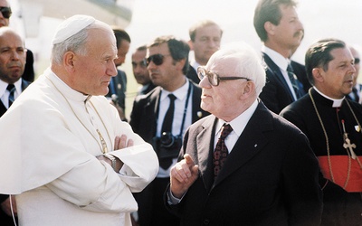 Jan Paweł II  i przewodniczący Rady Państwa prof. Henryk Jabłoński podczas papieskiej pielgrzymki  do Polski w 1983 roku.