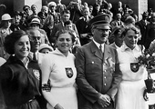 Stadion Olimpijski w Berlinie.  Od lewej: Maria Kwaśniewska, Luise Krüger, Adolf Hitler i Tilly Fleischer.