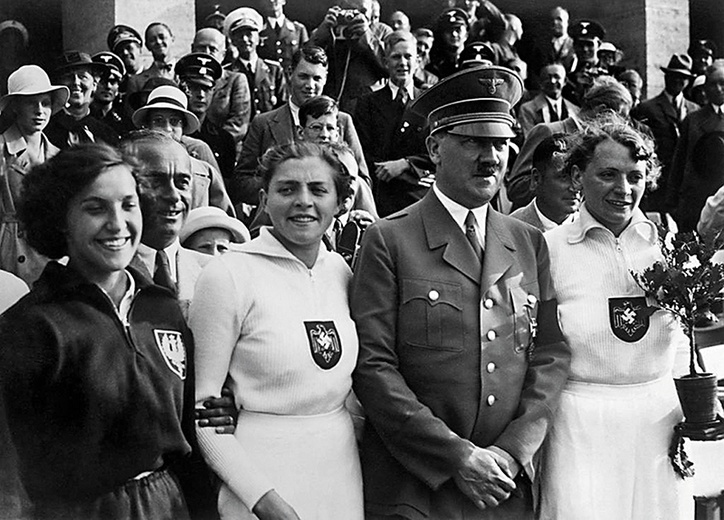 Stadion Olimpijski w Berlinie.  Od lewej: Maria Kwaśniewska, Luise Krüger, Adolf Hitler i Tilly Fleischer.