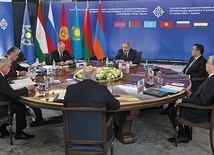 Obrady szczytu OUBZ. Premier Armenii (na zdjęciu u góry) nie podpisał dokumentu końcowego.