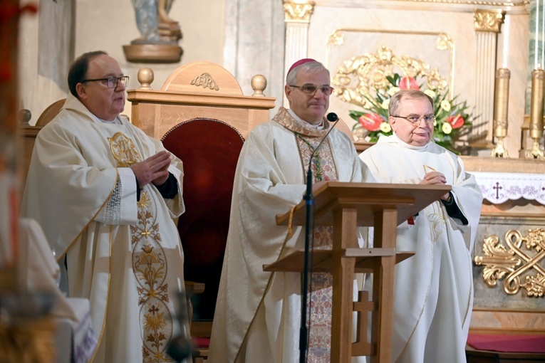 Biskup w asyście proboszcza ks. Józefa Siemasza i ks. Krzysztofa Moszumańskiego.