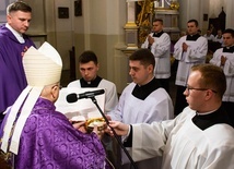 Klerycy przyjęli posługę w czasie uroczystej Eucharystii. 