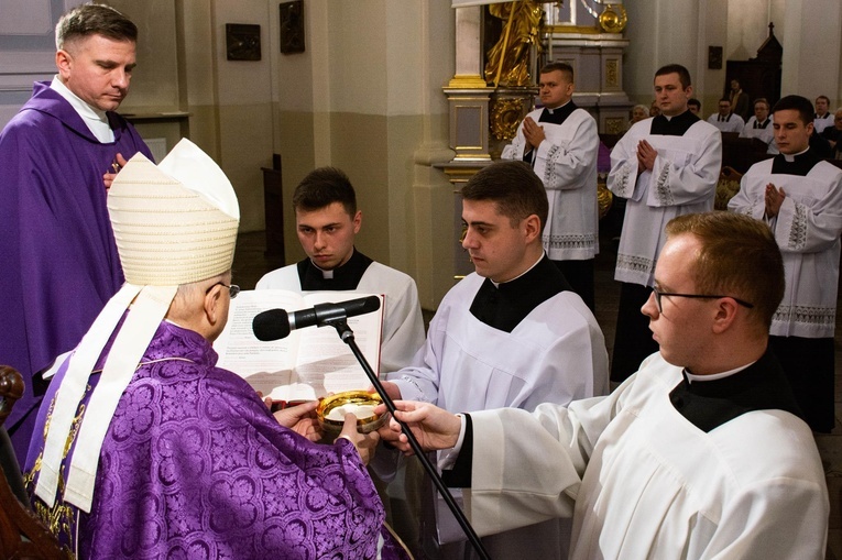 Klerycy przyjęli posługę w czasie uroczystej Eucharystii. 