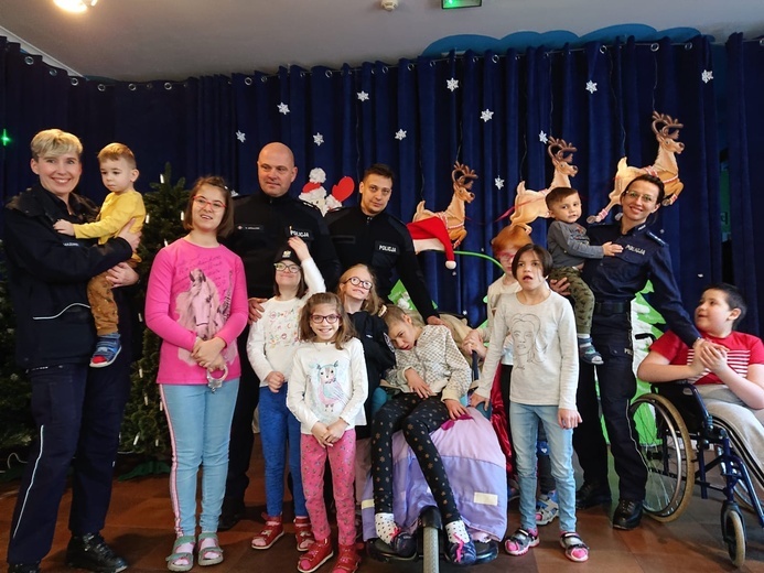 Policjanci z powiatu ząbkowickiego zorganizowali zbiórkę darów dla dzieci