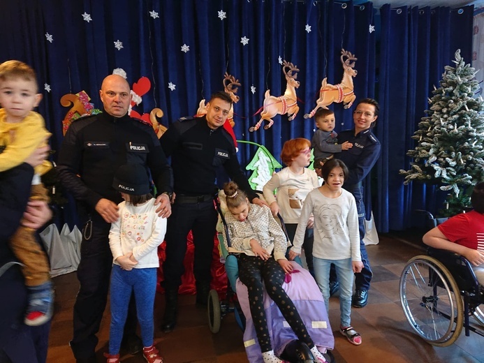 Policjanci z powiatu ząbkowickiego zorganizowali zbiórkę darów dla dzieci