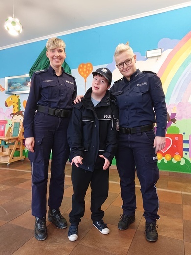 Policjanci z powiatu ząbkowickiego zorganizowali zbiórkę darów dla dzieci