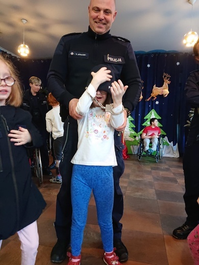 Policjanci z powiatu ząbkowickiego zorganizowali zbiórkę darów dla dzieci