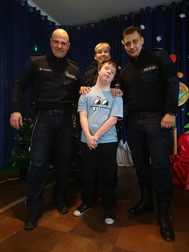 Policjanci z powiatu ząbkowickiego zorganizowali zbiórkę darów dla dzieci