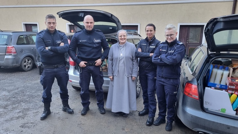 Policjanci z powiatu ząbkowickiego zorganizowali zbiórkę darów dla dzieci