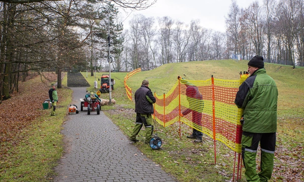 Katowice. Trwa przygotowanie do sezonu toru saneczkowego w Parku Kościuszki