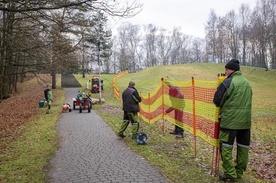 Katowice. Trwa przygotowanie do sezonu toru saneczkowego w Parku Kościuszki