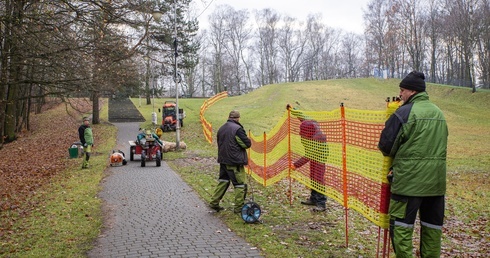 Katowice. Trwa przygotowanie do sezonu toru saneczkowego w Parku Kościuszki