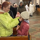 Po poświęceniu wizerunków Matki Bożej rodzice włożyli je na szyję swoich dzieci.