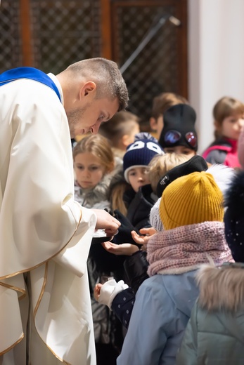 Poświęcenie medalików w kilku parafiach diecezji