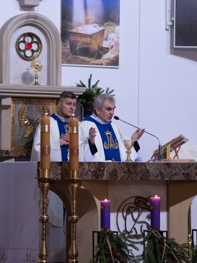 Poświęcenie medalików w kilku parafiach diecezji