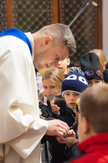 Poświęcenie medalików w kilku parafiach diecezji