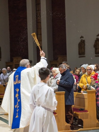 Poświęcenie medalików w kilku parafiach diecezji