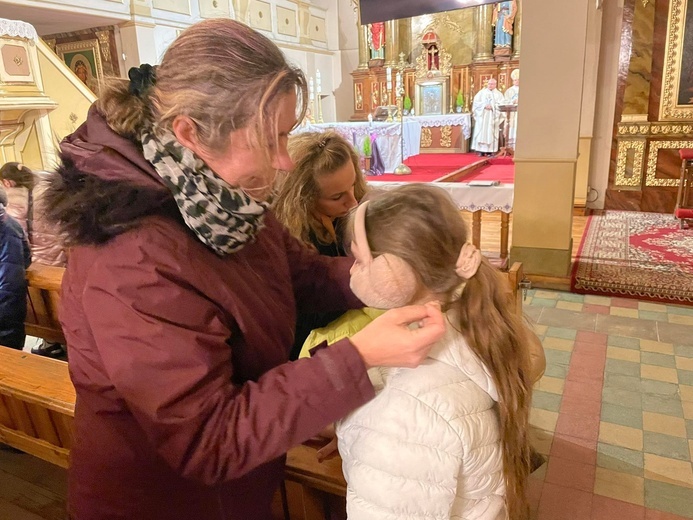 Poświęcenie medalików w kilku parafiach diecezji