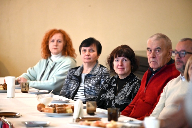 Organiści z diecezji świdnickiej usiedli wspólnie za stołem