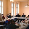 Organiści z diecezji świdnickiej usiedli wspólnie za stołem