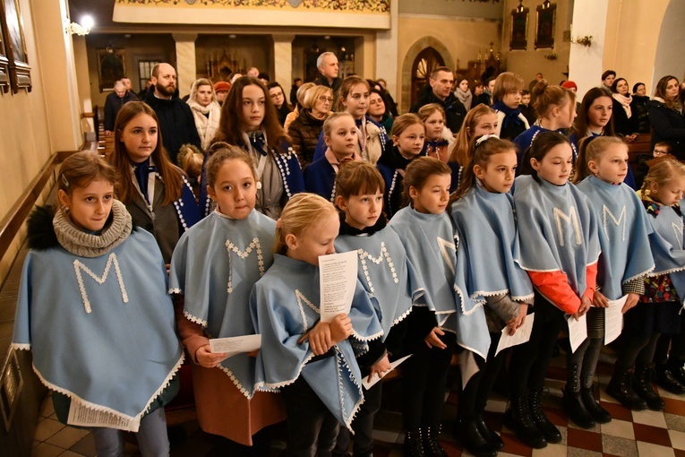 Wojakowa. Przyjęcie 19 dziewcząt do DSM