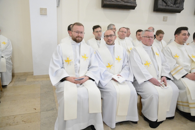 Ostatnie przygotowania do celebracji święceń biskupich