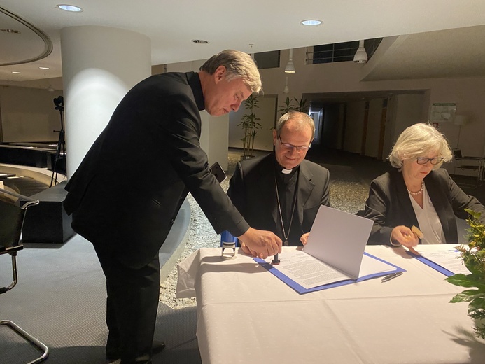 Podpisanie umowy między UKE a bazyliką Mariacką w Hanowerze