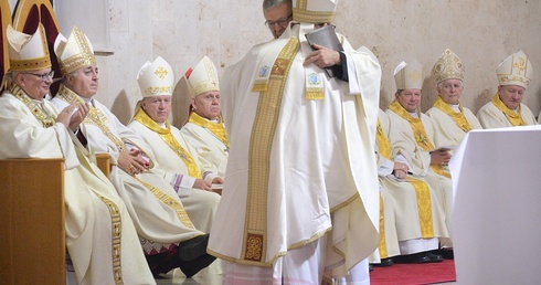 Biskupie szczęście do łatwych nie należy