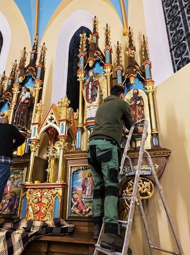 Przebieg prac odbudowy ołtarza w kościele św. Barbary