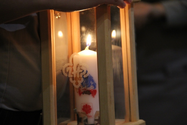ZHP ruszyło ze sztafetą Betlejemskiego Światła Pokoju - jeszcze dziś trafi na Ukrainę