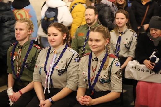 Msza św. z przekazaniem Betlejemskiego Światła Pokoju na Wawelu