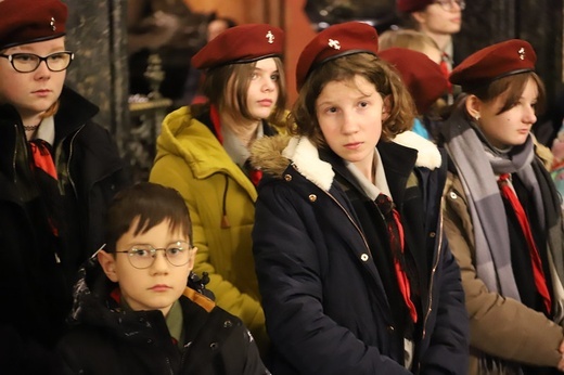 Msza św. z przekazaniem Betlejemskiego Światła Pokoju na Wawelu