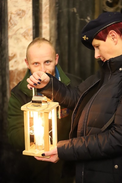 Msza św. z przekazaniem Betlejemskiego Światła Pokoju na Wawelu