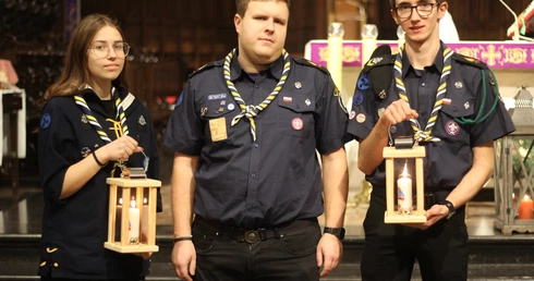 Kard. Nycz: Tylko Jezus może oświecić nas światłem pokoju