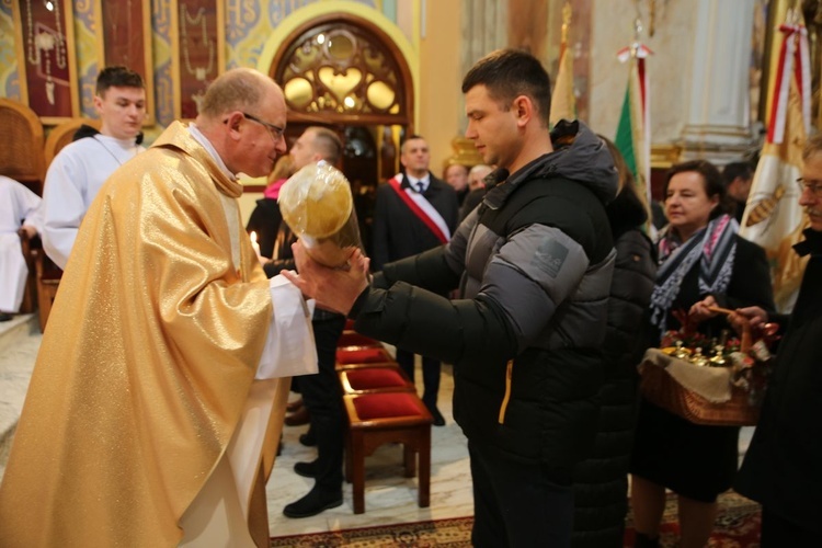 Pszczelarze w darach ofiarnych złożyli świecę paschalną oraz produkty pszczele.