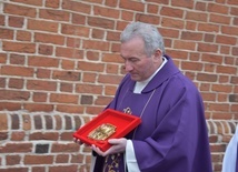 Przasnysz. Wprowadzenie relikwii bł. kard. Wyszyńskiego