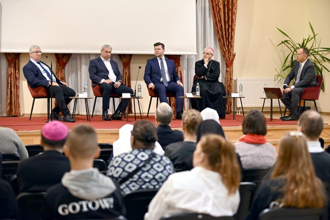 Świdnica. Konferencja "Fake newsem w katolika"