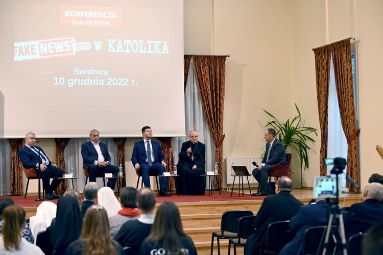 Świdnica. Konferencja "Fake newsem w katolika"