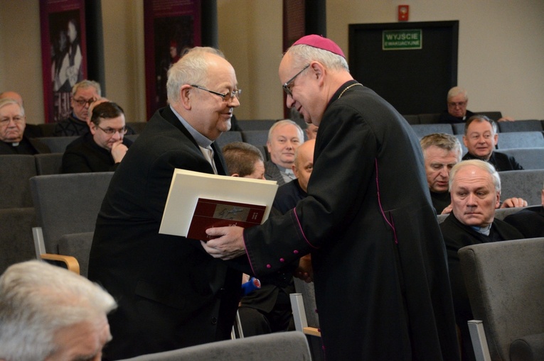 Biskup opolski przyznał 100 kapłanom tytuły honorowe