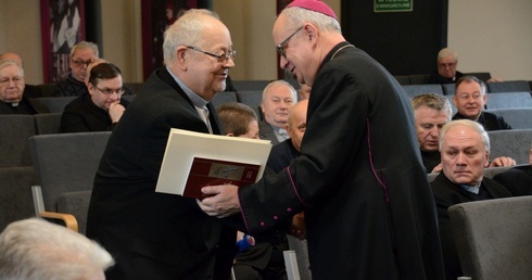 Biskup opolski przyznał 100 kapłanom tytuły honorowe