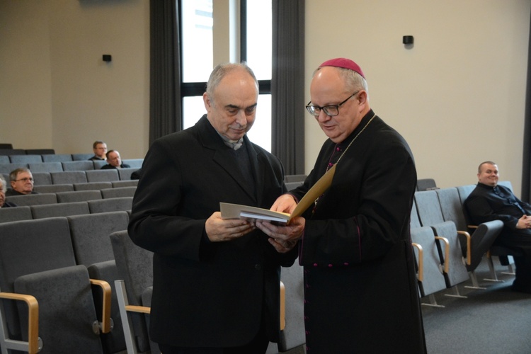 Biskup opolski przyznał 100 kapłanom tytuły honorowe