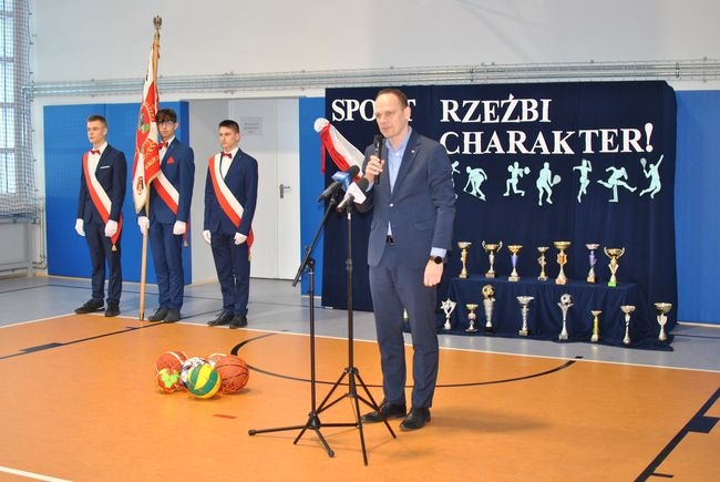 Wiceminister Rafał Weber przywiózł w prezencie piłki.