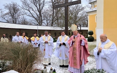 Koncelebransi przy grobie zmarłego kapłana.