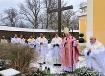 Koncelebransi przy grobie zmarłego kapłana.