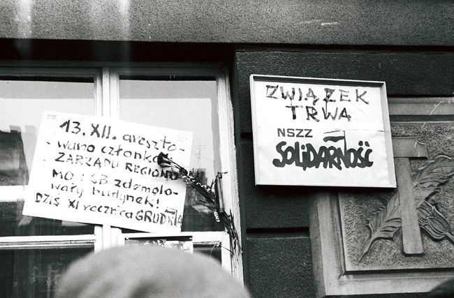 Na jednym z okien kamienicy przy ulicy Królewskiej w grudniu 1981 roku umieszczono informację o aresztowaniu działaczy Solidarności.