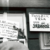 Na jednym z okien kamienicy przy ulicy Królewskiej w grudniu 1981 roku umieszczono informację o aresztowaniu działaczy Solidarności.