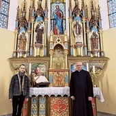 Proboszcz ks. Władysław Terpiłowski z Adrianem Ziątkiem przy nowym ołtarzu.