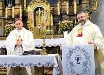 Proboszcz wita gościa we wspólnocie.